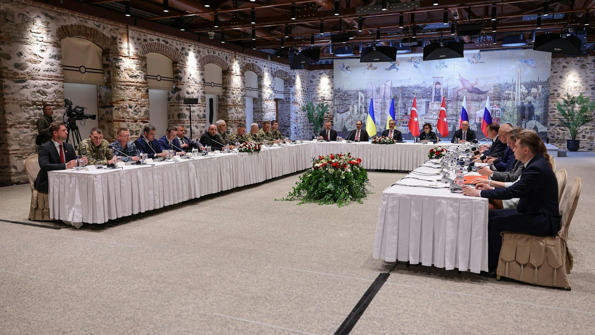 In Istanbul haben erstmals seit drei Jahren ukrainische und russische Vertreter direkte Gespräche über den Ukraine-Krieg geführt.