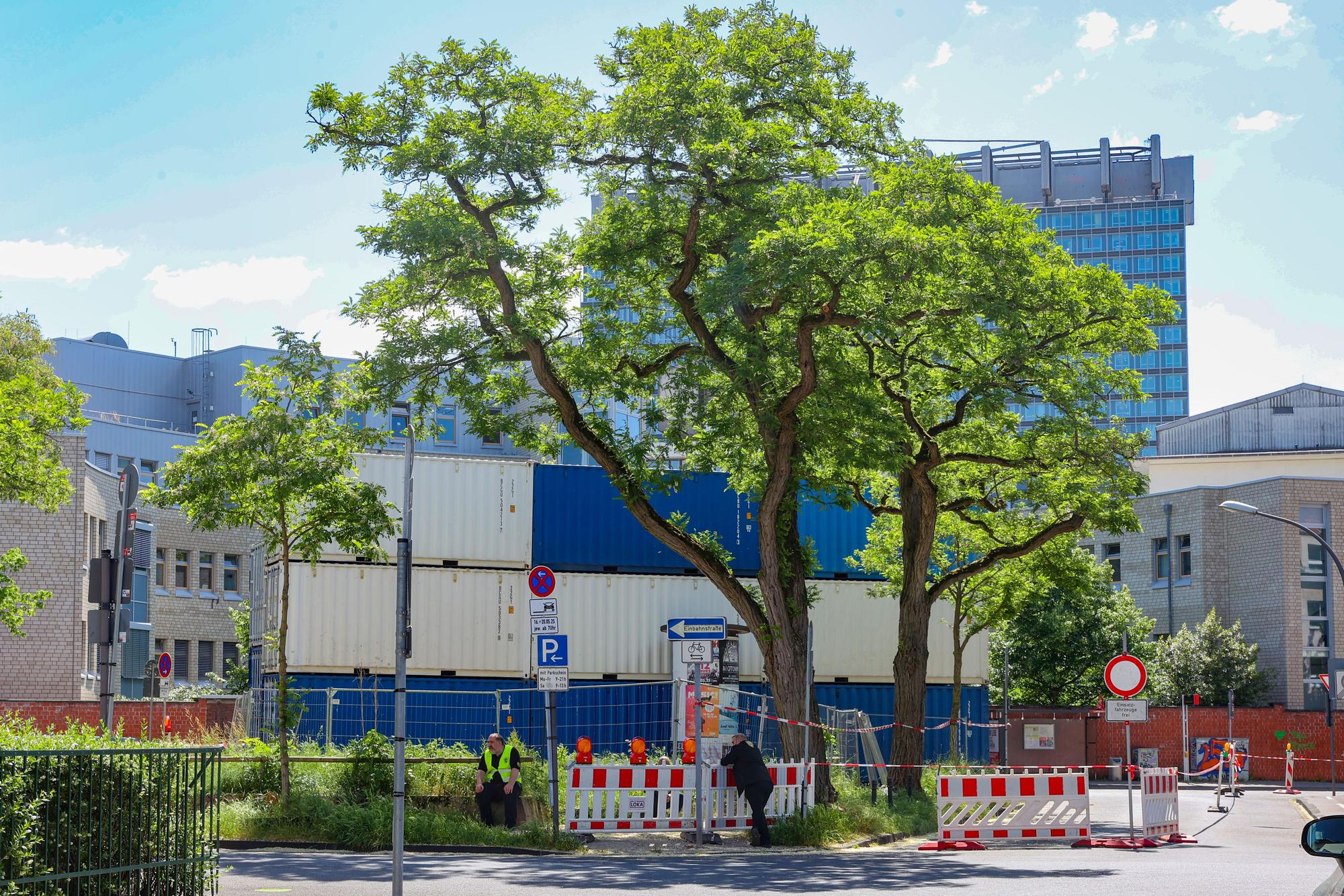 16.05.2025
Köln
Auf dem Leiblplatz in Lindenthal findet heute eine Grabung bei einem Kampfmittelverdacht statt. Wird eine Bombe gefunden, kommt es am nächsten Dienstag zu umfangreichen Evakuierunge. Sollte es sich um eine Bombe mit Langzeitzündern halten, werden Teile der Uniklinik und tausende Anwohner sofort evakuiert werden.
Foto: Martina Goyert