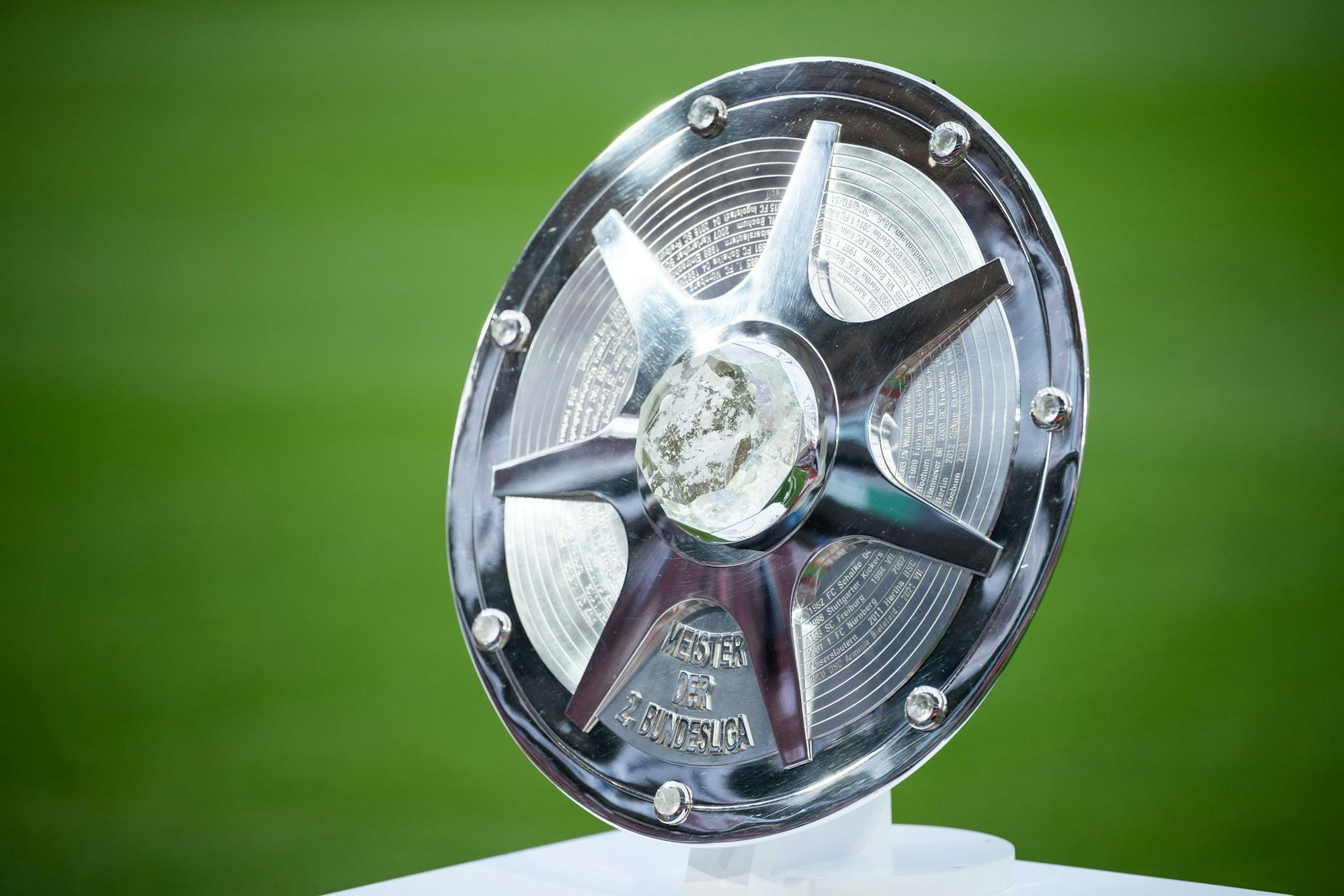 Die Meisterschale der 2. Bundesliga wird am Samstag in Köln sein.