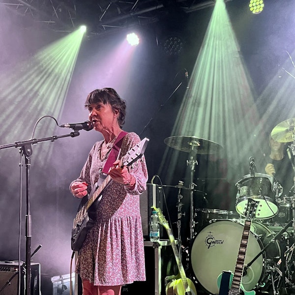 Kristin Hersh trägt ein Kleid mit Blümchenmuster und spielt E-Gitarre