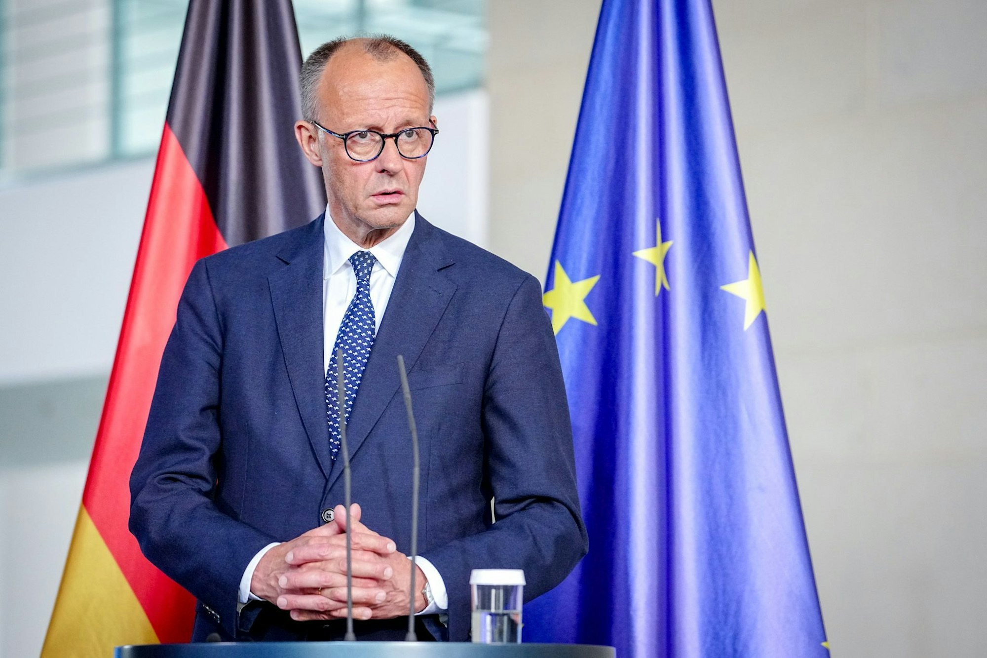 Bundeskanzler Merz kritisiert das Fernbleiben von Putin bei den Istanbuler Ukraine-Gesprächen.
