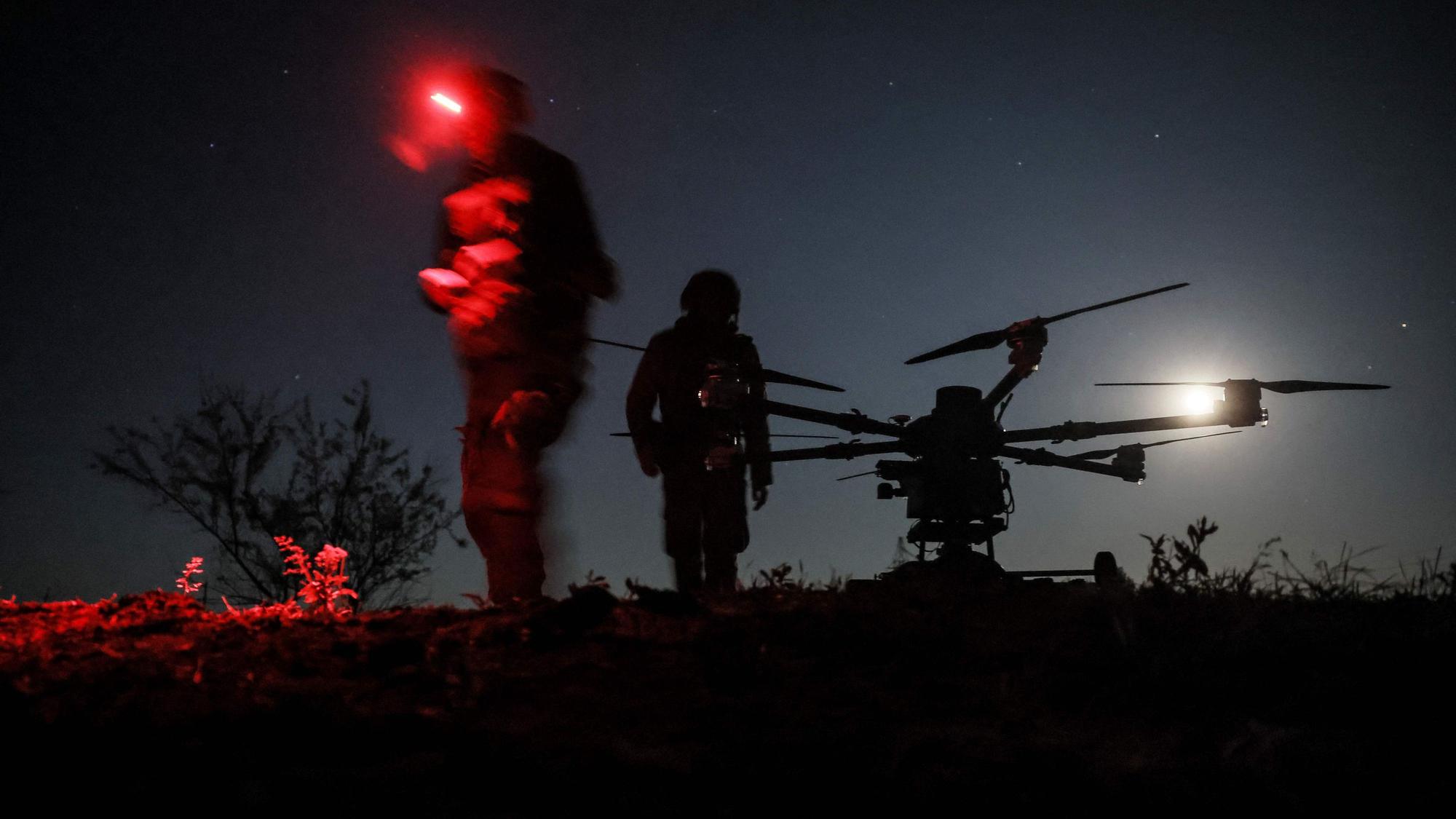 Ukrainische Soldaten der 24. Mechanisierten Brigade bereiten eine „Kazhan“-Drohne für den Start vor. (Archivbild)