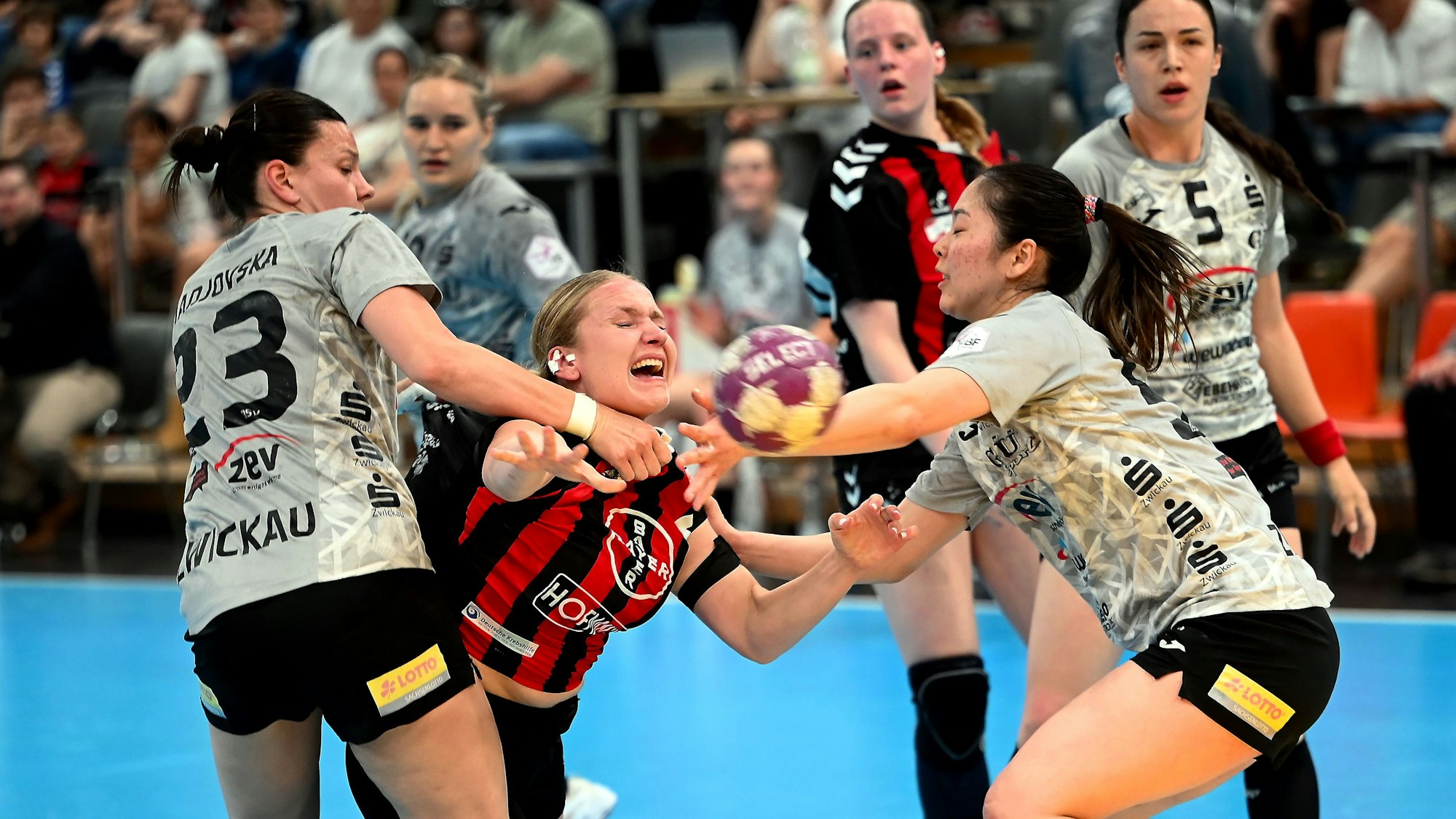14-05.2025, Handball-TSV Bayer 04 Leverkusen-Zwickau
mitte: Annika Ingenpaß (Bayer)
Foto: Uli Herhaus