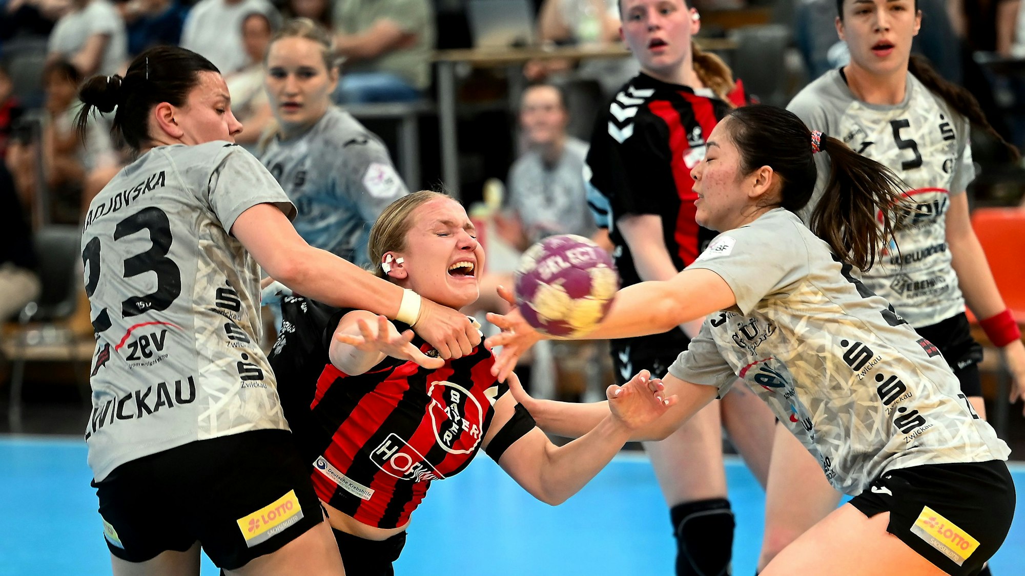 14-05.2025, Handball-TSV Bayer 04 Leverkusen-Zwickau
mitte: Annika Ingenpaß (Bayer)
Foto: Uli Herhaus