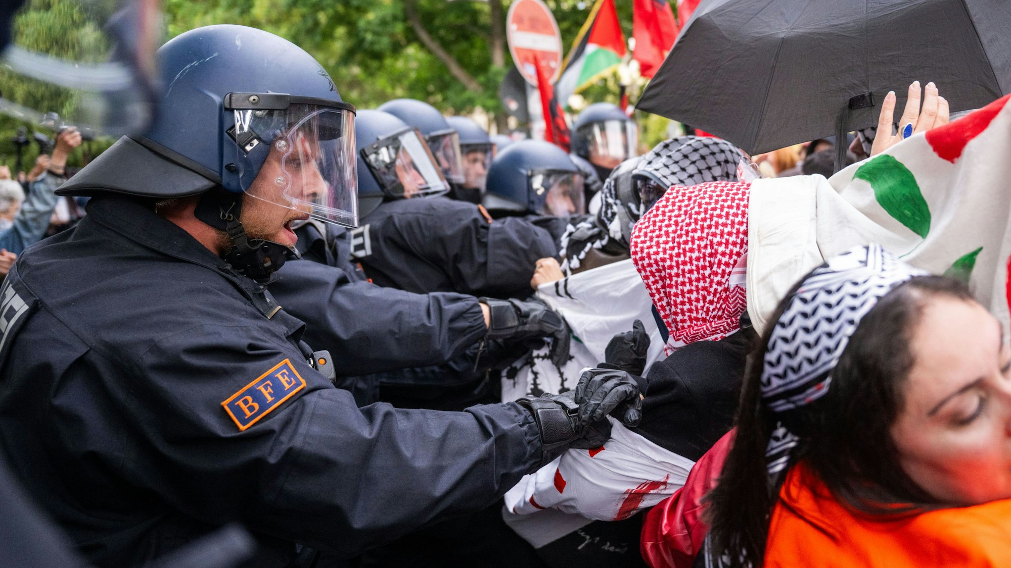 Polizisten wehren sich bei einer Propalästinensischen Demonstration am 77. Nakba-Tag in Berlin.
