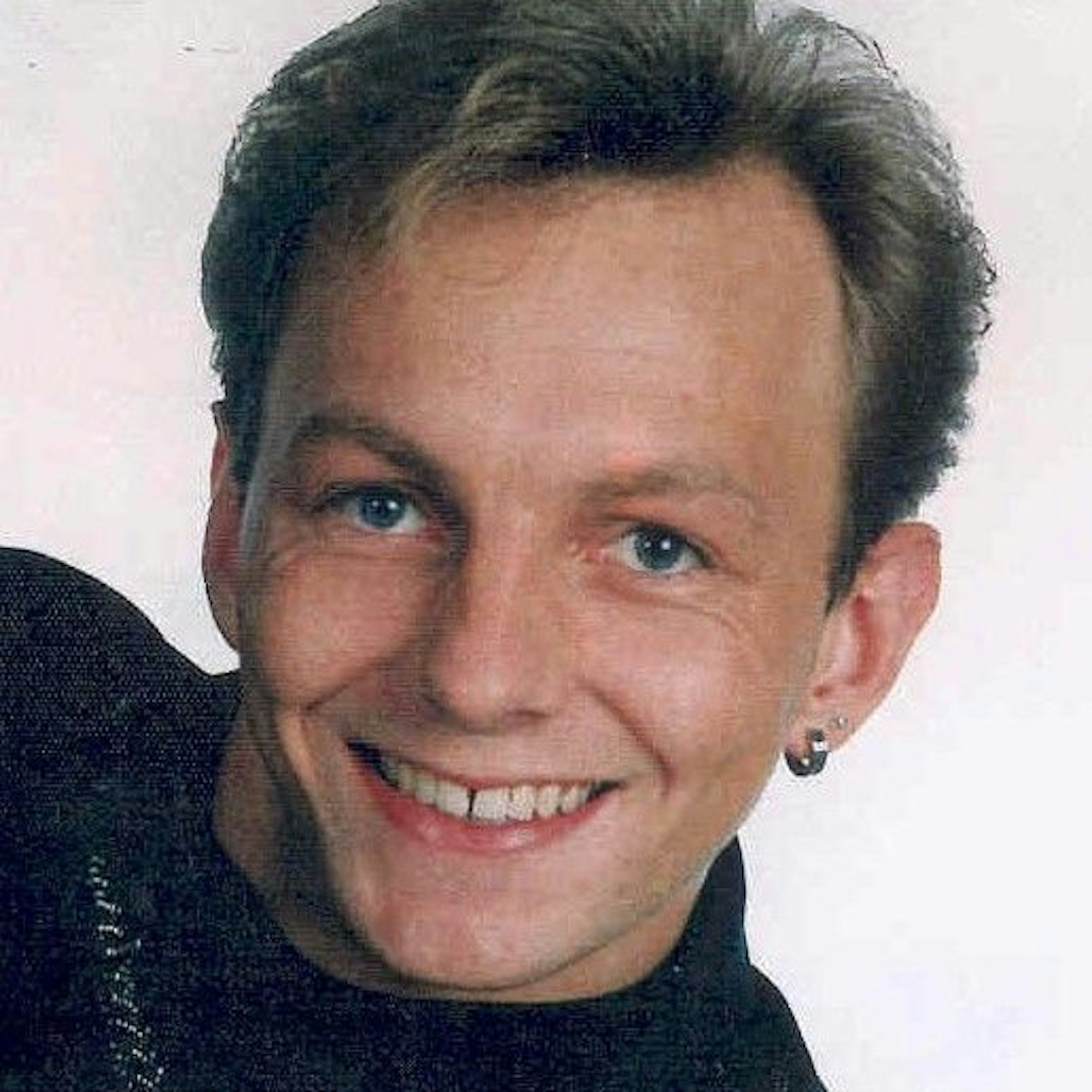 Tino Werner schaut lächelnd in die Kamera.