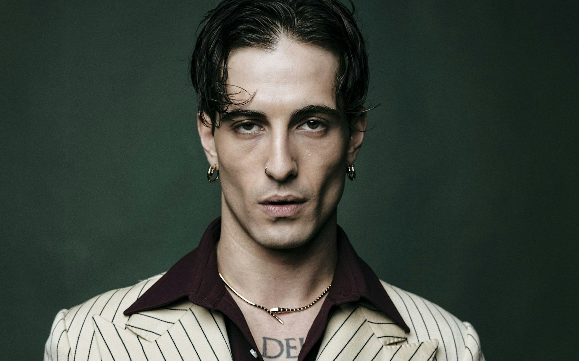 Die breite Masse kennt Damiano David bislang nur als aufgekratzten Måneskin-Frontmann, jetzt zeigt er sich von einer anderen Seite: Sein Solo-Debüt „Funny Little Fears“ wird viele überraschen. (Bild: Damon Baker)
