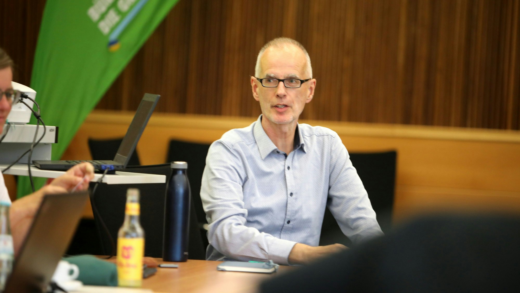 Der Kandidat sitzt an einem Tisch.