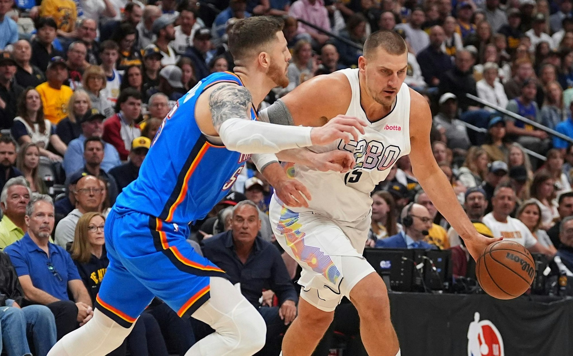 Isaiah Hartenstein (l.) muss um das Weiterkommen zittern.