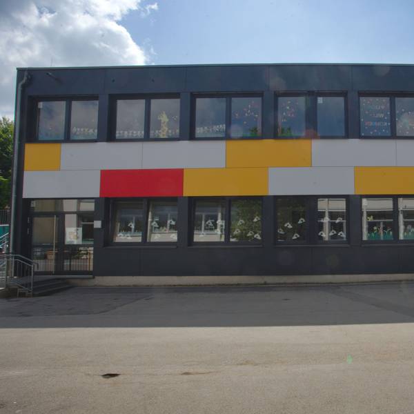 Das Foto zeigt einen Modulbau an der Antonius-Grundschule Wipperfürth.
