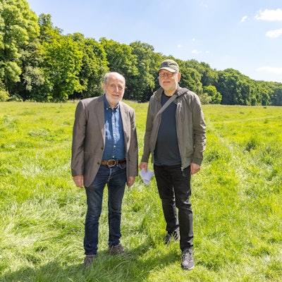 Helmut Röscheisen und Jörg Frank (v.l.) vom BUND fordern für das Gelände die Bestellung eines Erbbaurechts.