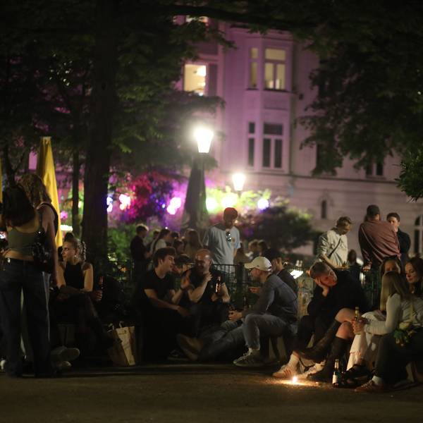 30.04.2025, Köln: Die Situation auf dem Brüsseler Platz. Die Stadt Köln hat das dortige Verweilverbot nach einer Entscheidung des Verwaltungsgerichts aufgehoben. Die Nacht zum ersten Mai ist der Platz nach 22 Uhr voller Menschen. Foto: Arton Krasniqi