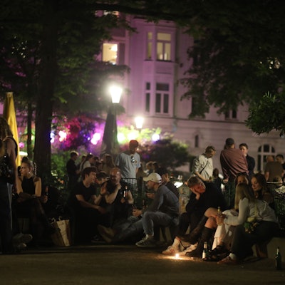 30.04.2025, Köln: Die Situation auf dem Brüsseler Platz. Die Stadt Köln hat das dortige Verweilverbot nach einer Entscheidung des Verwaltungsgerichts aufgehoben. Die Nacht zum ersten Mai ist der Platz nach 22 Uhr voller Menschen. Foto: Arton Krasniqi