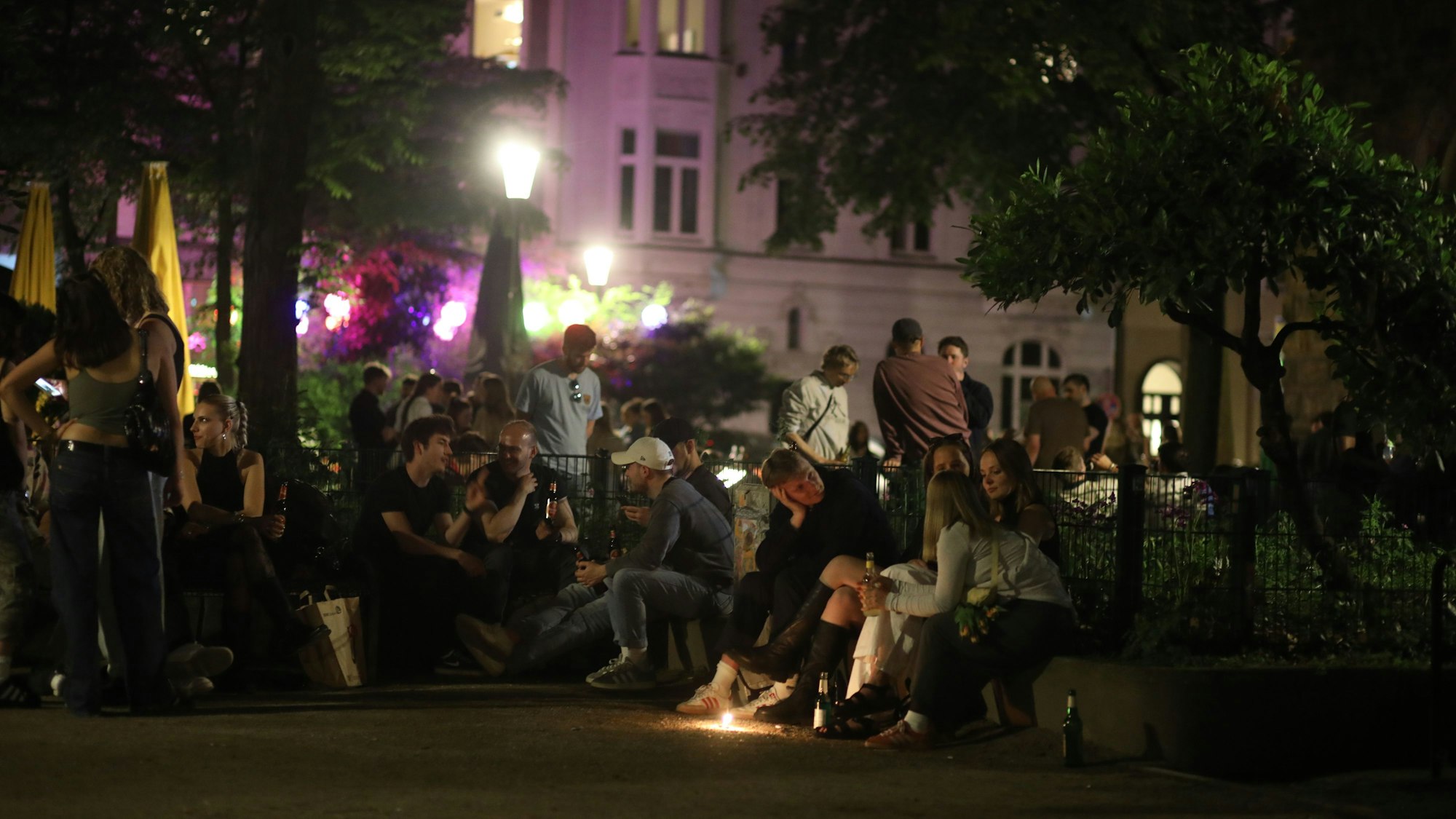 30.04.2025, Köln: Die Situation auf dem Brüsseler Platz. Die Stadt Köln hat das dortige Verweilverbot nach einer Entscheidung des Verwaltungsgerichts aufgehoben. Die Nacht zum ersten Mai ist der Platz nach 22 Uhr voller Menschen. Foto: Arton Krasniqi