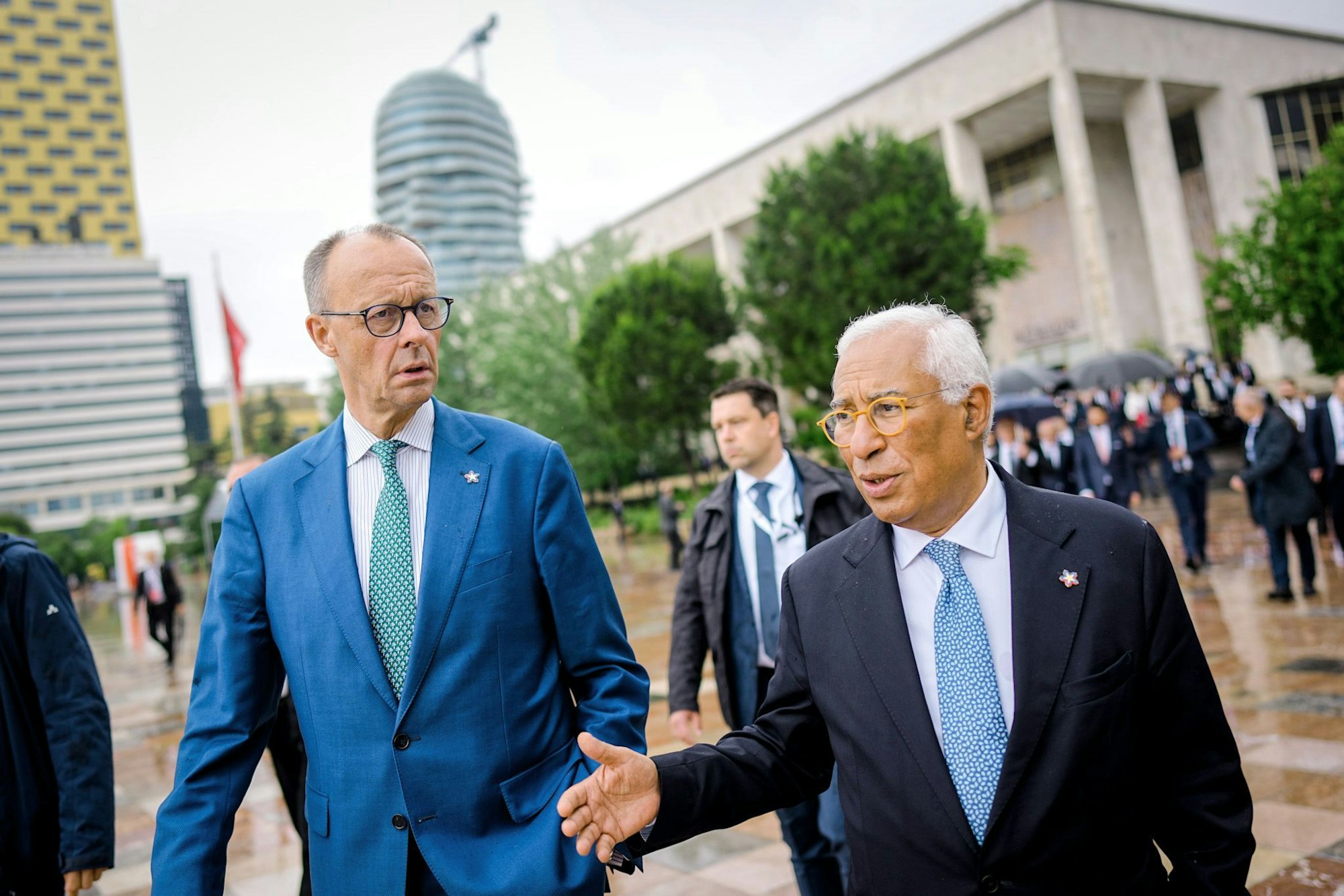 Hoffen auf enge Abstimmung mit den USA: Bundeskanzler Friedrich Merz (l) und EU-Ratspräsident António Costa.