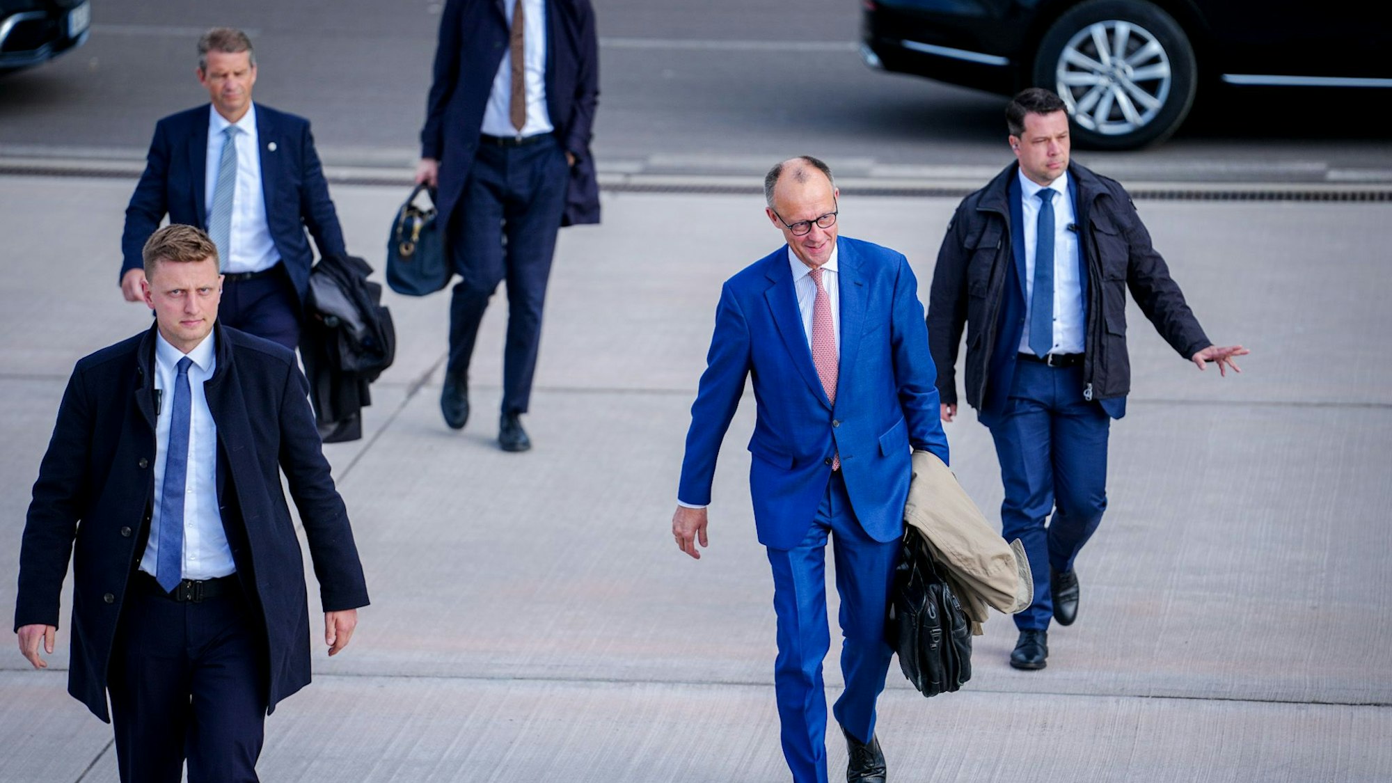 Viel auf Reisen: Bundeskanzler Friedrich Merz (CDU) geht zum Airbus A321 der Luftwaffe auf dem militärischen Teil des Flughafens BER für den Flug nach Tirana zum Gipfeltreffen der Europäischen Politischen Gemeinschaft hinauf.