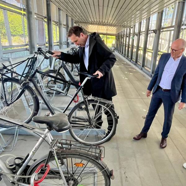 Drei Männer im Fahrradparkhaus