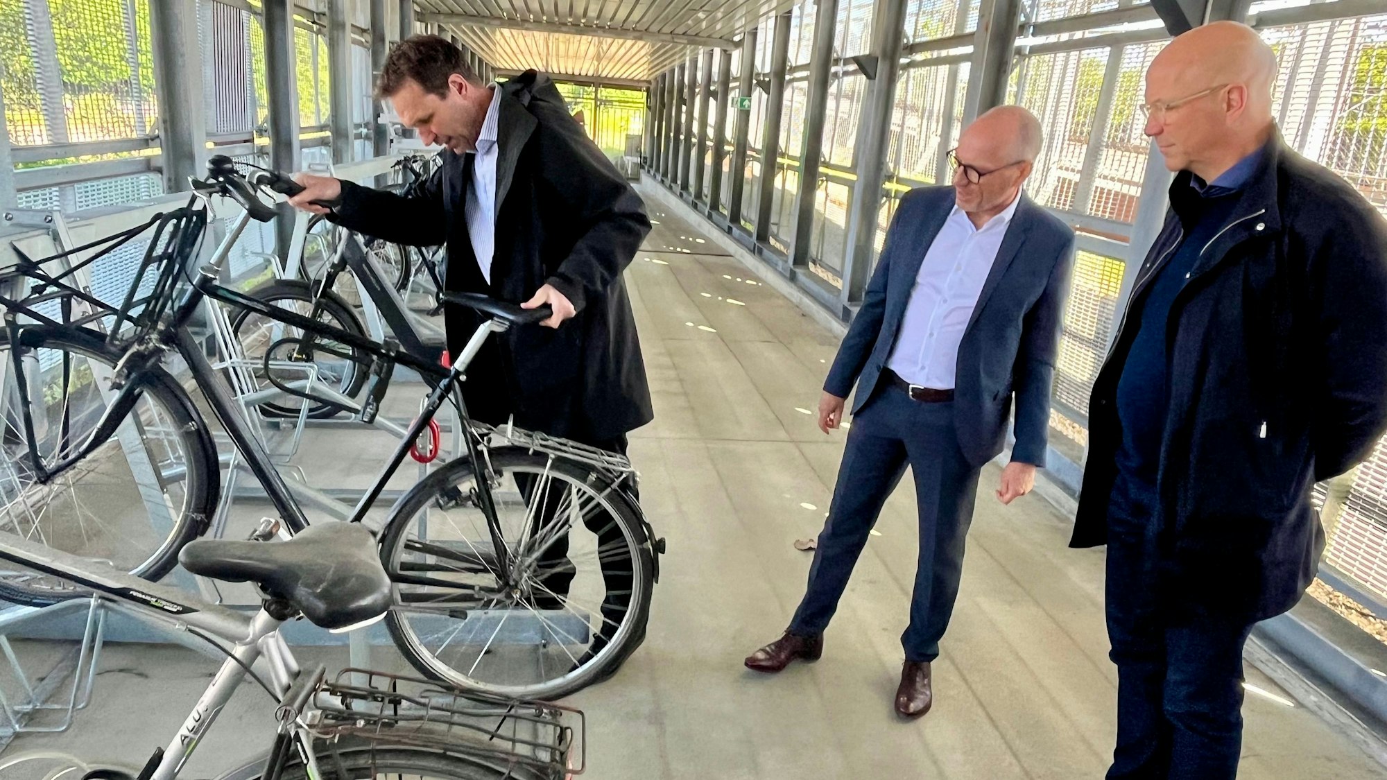Drei Männer im Fahrradparkhaus