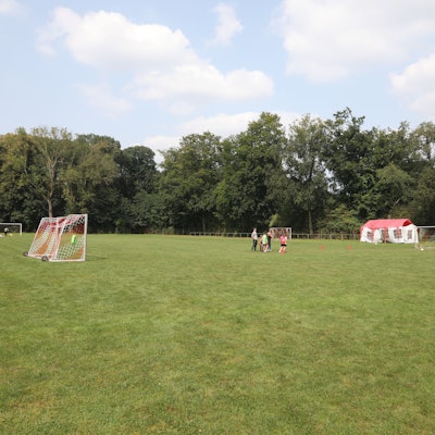 Der als „Kampfbahn“ bezeichnete Rasenplatz am Fort Deckstein.