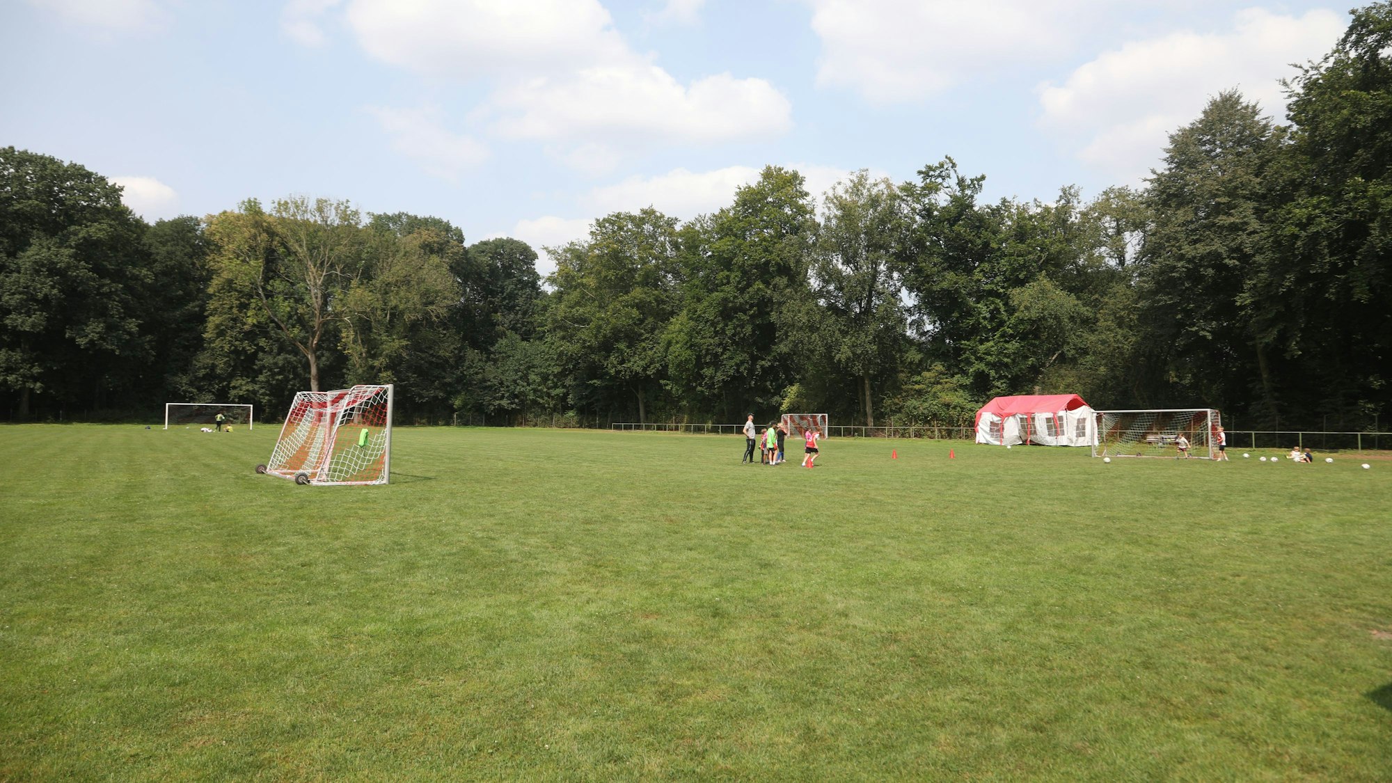 Der als „Kampfbahn“ bezeichnete Rasenplatz am Fort Deckstein.