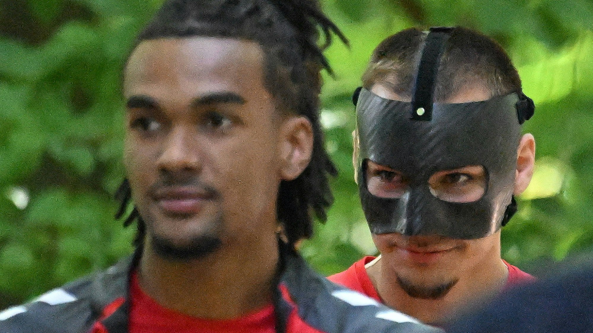 Tim Lemperle (r.) kam am Freitag (16. Mai) mit Maske zum FC-Training.