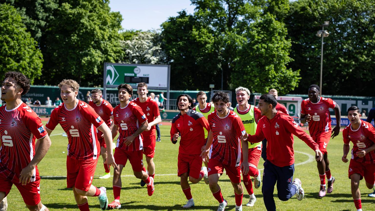 DFB U19 Nachwuchsliga Halbfinale: SV Werder Bremen vs. 1. FC Köln U19, Weserstadion Platz 11 Jubel nach Sieg 1. FC Köln U19 DFB U19 Nachwuchsliga Halbfinale: SV Werder Bremen vs. 1. FC Köln U19, Weserstadion Platz 11 am 11.05.25 *** DFB U19 Junior League semi-final SV Werder Bremen vs. 1 FC Köln U19, Weserstadion Platz 11 Cheering after victory 1 FC Köln U19 DFB U19 Junior League semi-final SV Werder Bremen vs. 1 FC Köln U19, Weserstadion Platz 11 on 11 05 25 Copyright: xBEAUTIFULxSPORTS/MarioxM.xKobergx