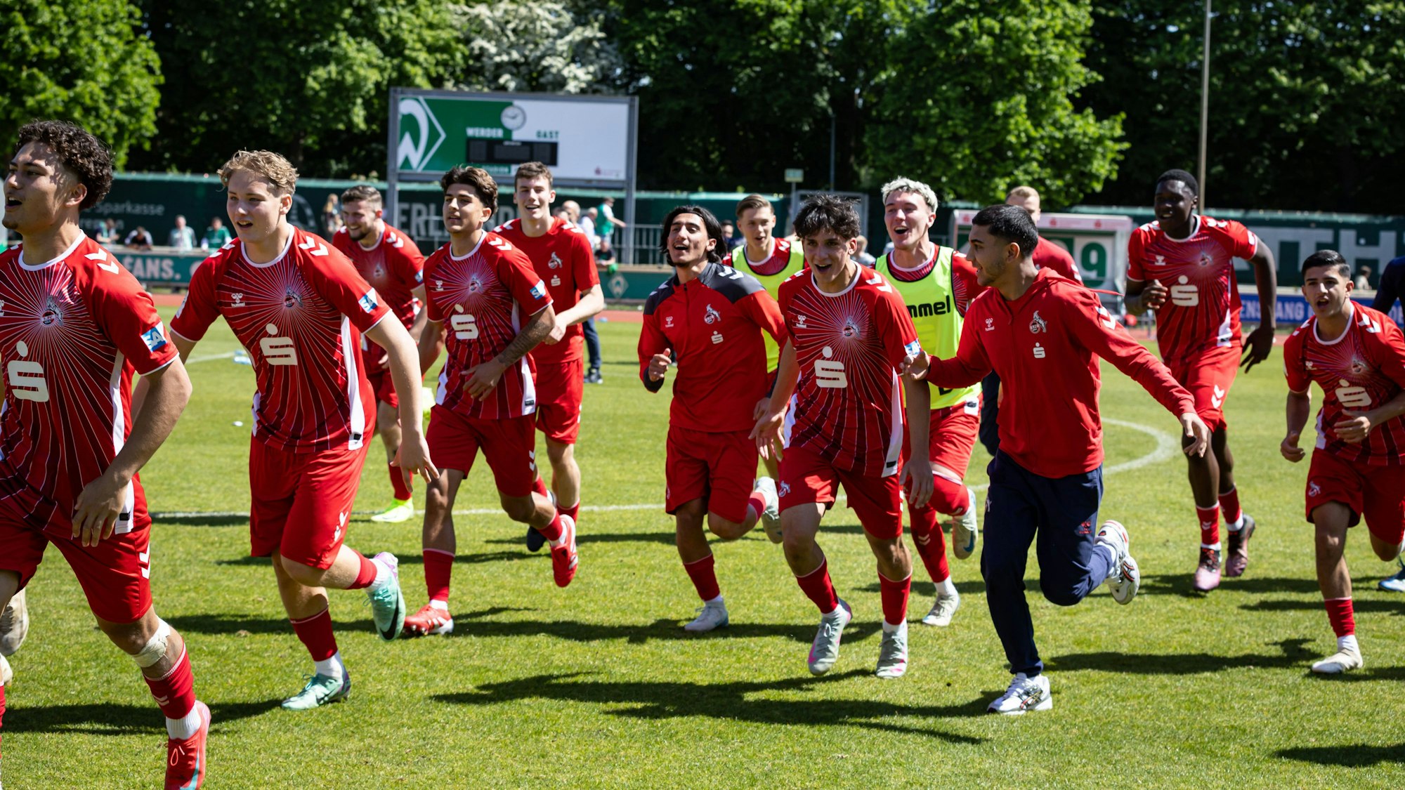 DFB U19 Nachwuchsliga Halbfinale: SV Werder Bremen vs. 1. FC Köln U19, Weserstadion Platz 11 Jubel nach Sieg 1. FC Köln U19 DFB U19 Nachwuchsliga Halbfinale: SV Werder Bremen vs. 1. FC Köln U19, Weserstadion Platz 11 am 11.05.25 *** DFB U19 Junior League semi-final SV Werder Bremen vs. 1 FC Köln U19, Weserstadion Platz 11 Cheering after victory 1 FC Köln U19 DFB U19 Junior League semi-final SV Werder Bremen vs. 1 FC Köln U19, Weserstadion Platz 11 on 11 05 25 Copyright: xBEAUTIFULxSPORTS/MarioxM.xKobergx