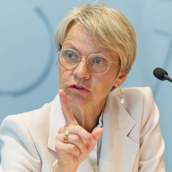 Dorothee Feller (CDU), Ministerin für Schule und Bildung des Landes Nordrhein-Westfalen, spricht bei einer Pressekonferenz.