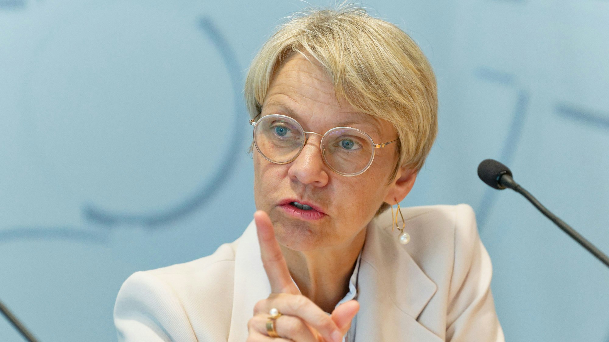 Dorothee Feller (CDU), Ministerin für Schule und Bildung des Landes Nordrhein-Westfalen, spricht bei einer Pressekonferenz.