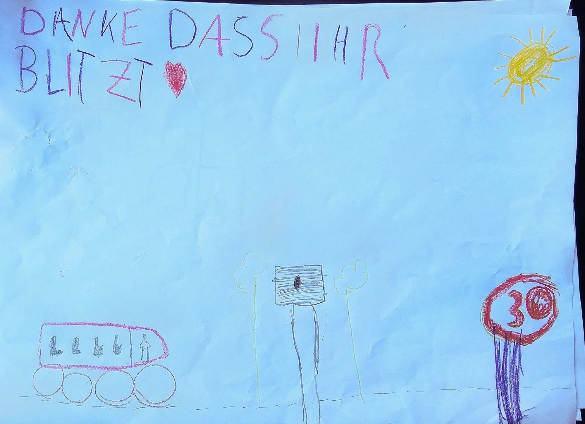 Kinder haben sich fürs Blitzen vor ihrer Kita bedankt.