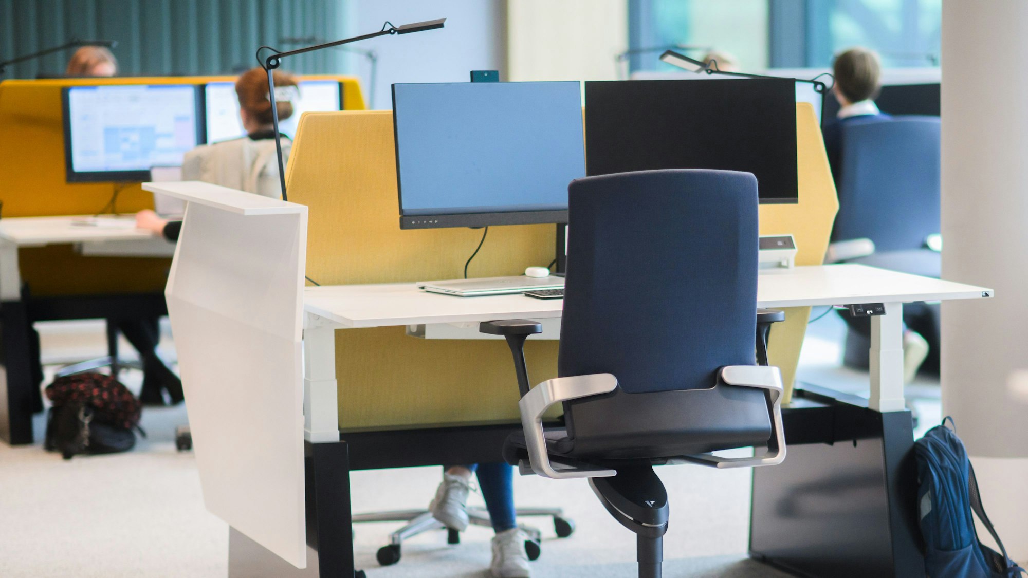 Leere Stühle in einem Großraumbüro.