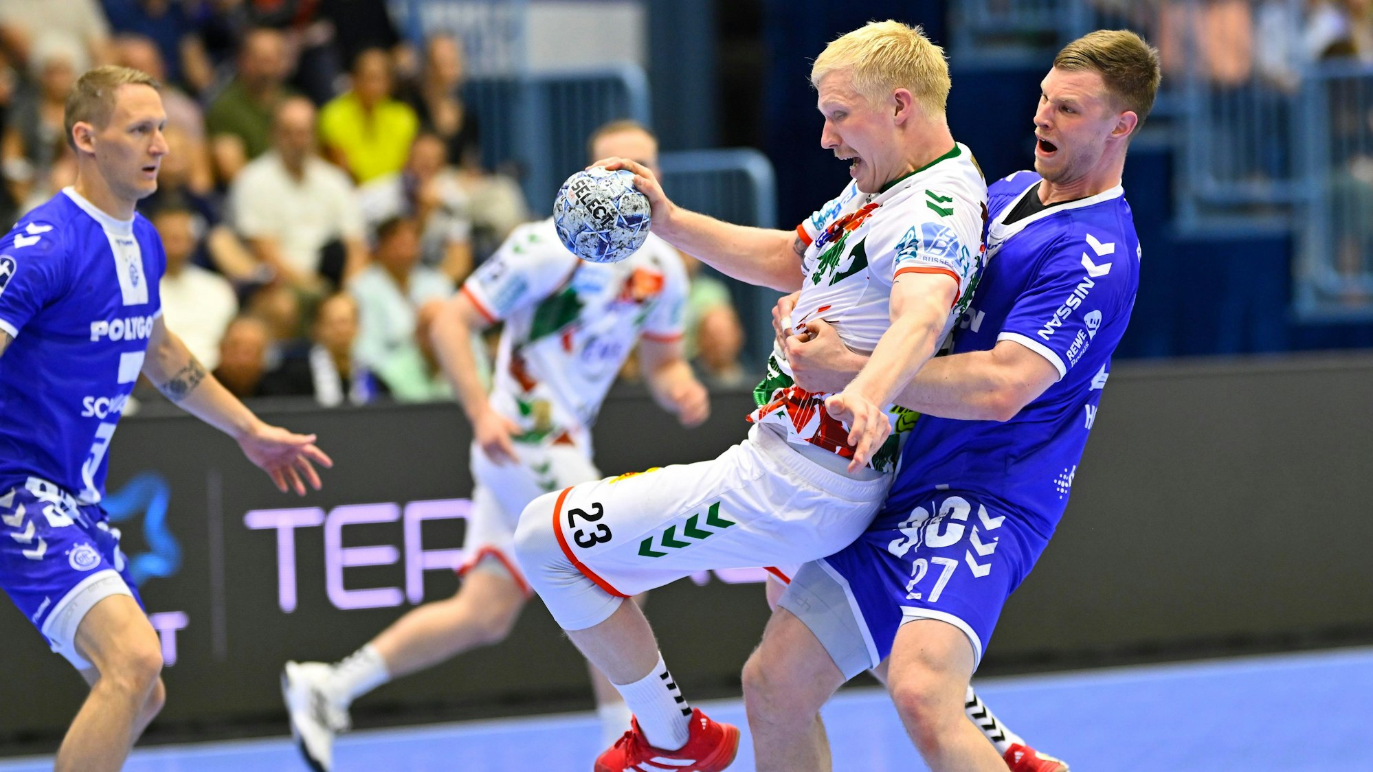 Kristjan Horzen stoppt Magdeburgs Kreisläufer Magnus Saugstrup.