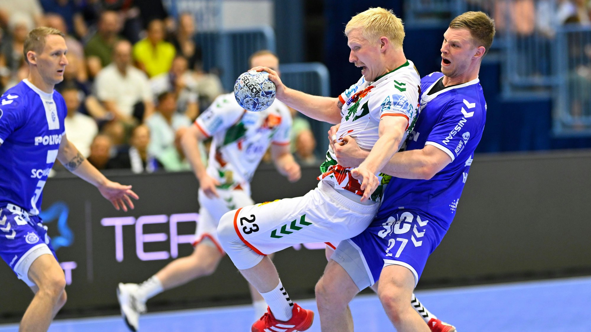 Kristjan Horzen hebt Magdeburgs Kreisläufer Magnus Saugstrup in die Höhe.