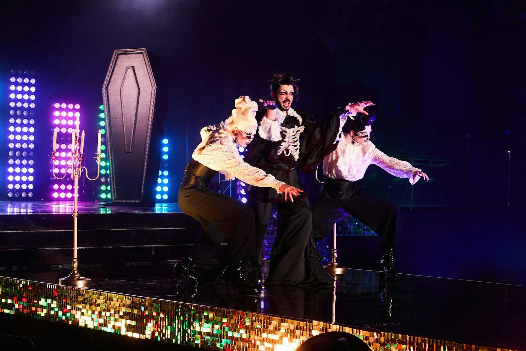 Drag-Vampir Moritz (links, mit Pierre, rechts, und Bambi Mercury) fand: „Wir hatten die leichteste Choreo von allen, das war auch gut so, glaube ich!“ (Bild: ProSieben/Max Montgomery)
