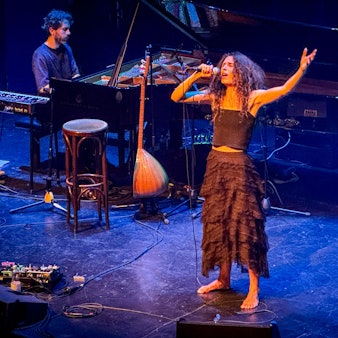 Eine Sängerin auf der Bühne