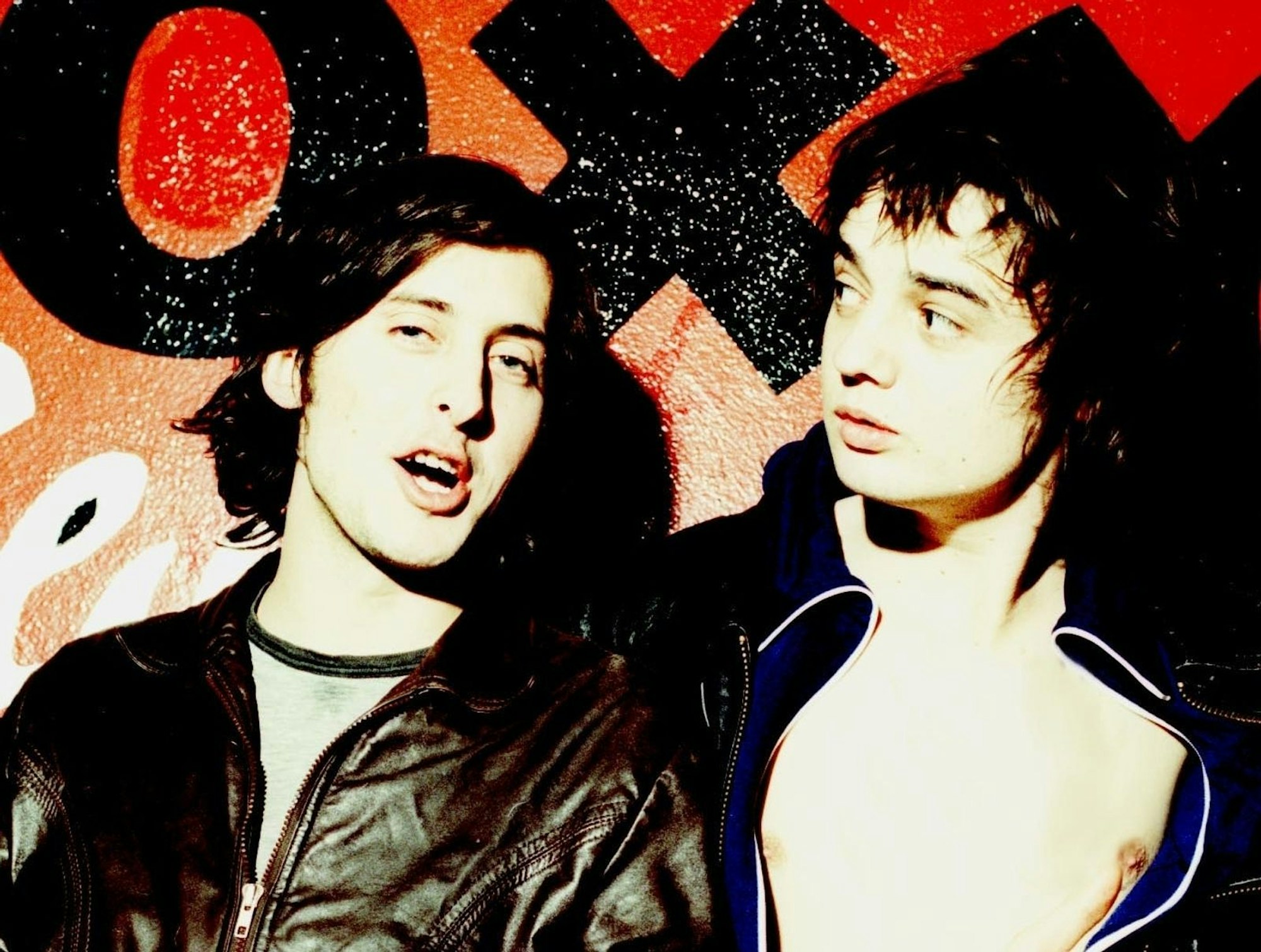 Ein Bild aus alten Tagen: Peter Doherty (rechts) und Carl Barât veröffentlichten 2024 mit „All Quiet On The Eastern Esplanade“ ein neues Libertines-Album. (Bild: Sanctuary)
