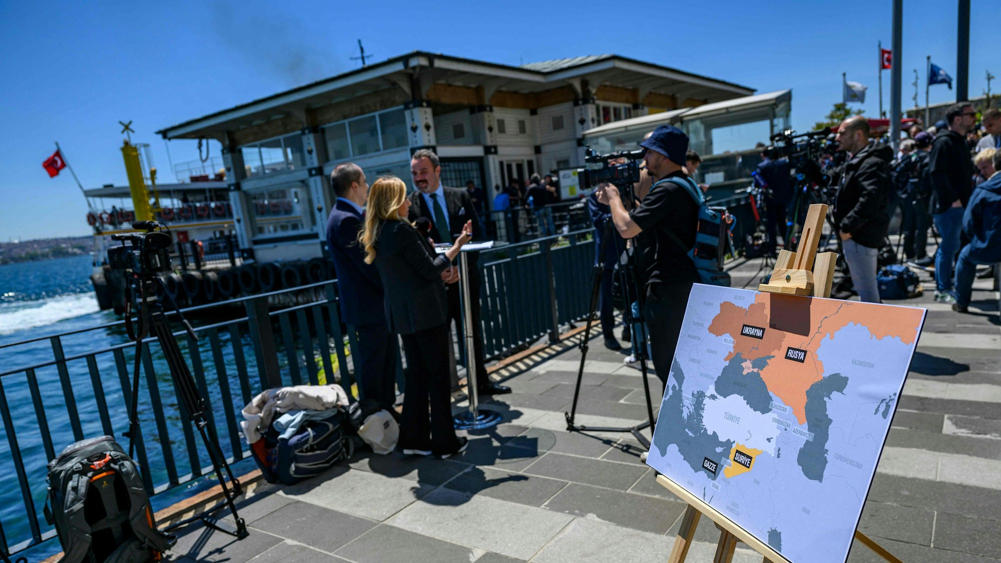 Die Presse versammelt sich vor dem Dolmabahce-Palast in Istanbul, wo die ersten direkten Gespräche zwischen Russland und der Ukraine seit 2022 stattfinden sollen.