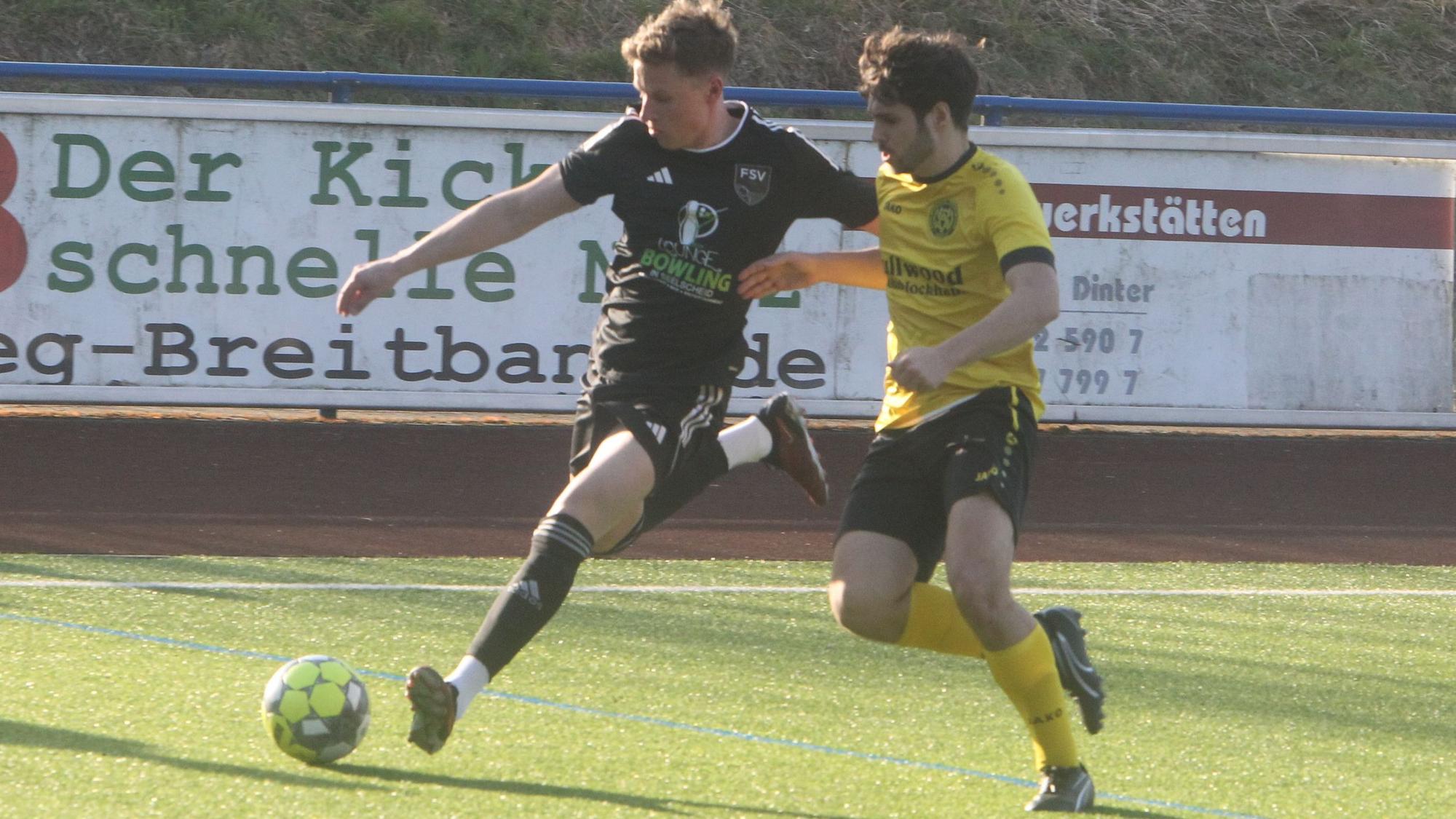 Leon Dagge (links) und der FSV II stehen unter Zugzwang, Marius Pischel und der Wahlscheider SV können indes ganz befreit aufspielen. Foto: Bröhl