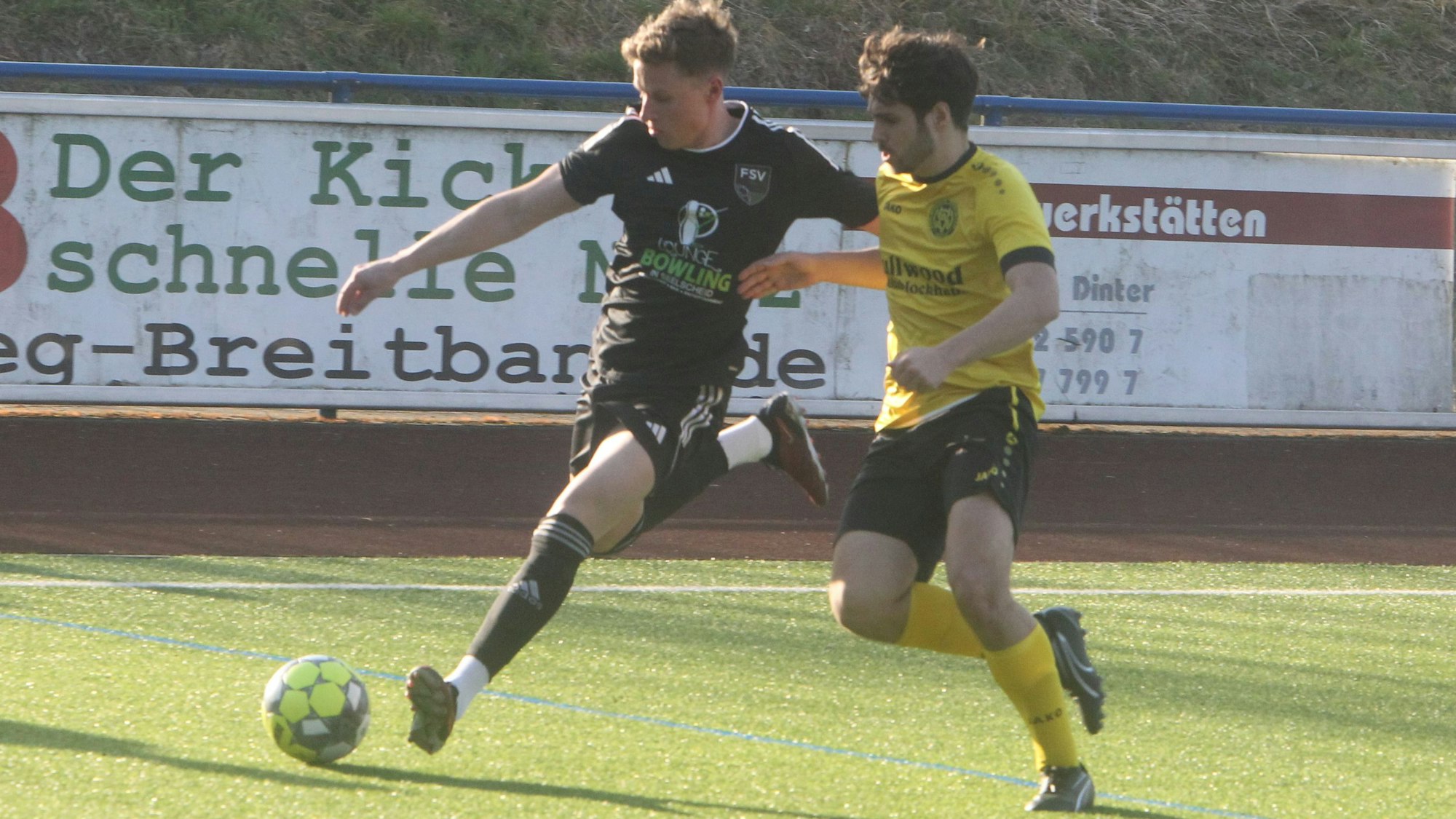 Leon Dagge (links) und der FSV II stehen unter Zugzwang, Marius Pischel und der Wahlscheider SV können indes ganz befreit aufspielen. Foto: Bröhl