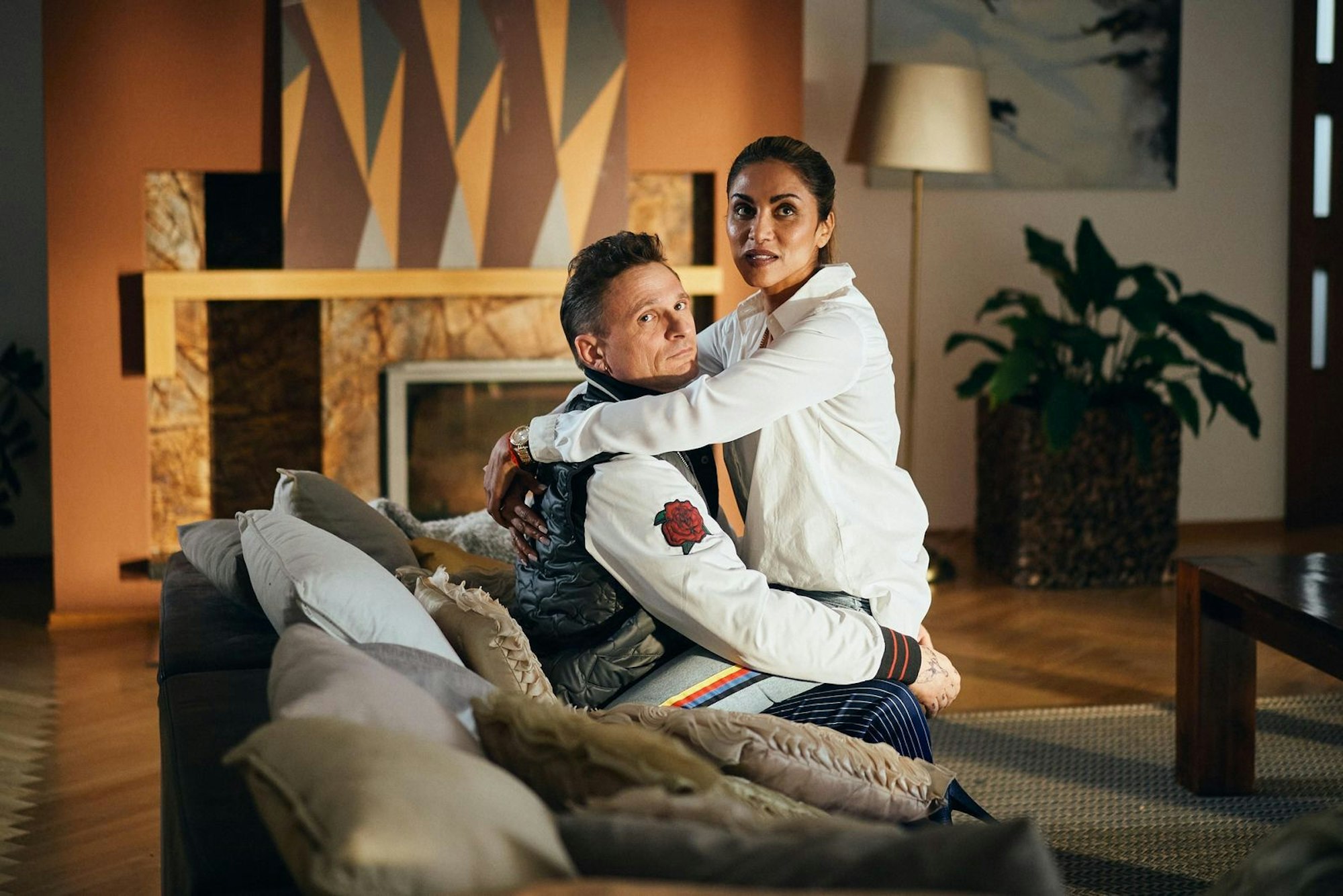 Wiederbelebung einer alten Popstar-Power-Couple-Beziehung? Messiah (Florian Lukas) hat bei Sabrina Setlur, die sich selbst spielt, angeklingelt - um über eine Kooperation zu sprechen. Früher hatte man etwas miteinander. Kommt es jetzt zur Versöhnung? Und folgt bald der nächste, handgreifliche Streit zwischen den beiden? (Bild: Joyn / Thomas Mikule)