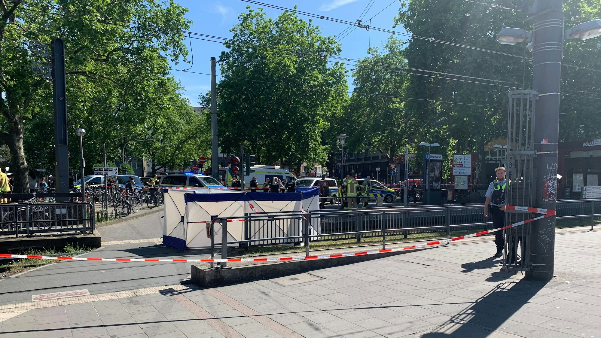 Einsatzkräfte sperren den Unfallort an der KVB-Haltestelle Heumarkt, nachdem ein Fußgänger von einer Bahn erfasst und getötet worden ist.