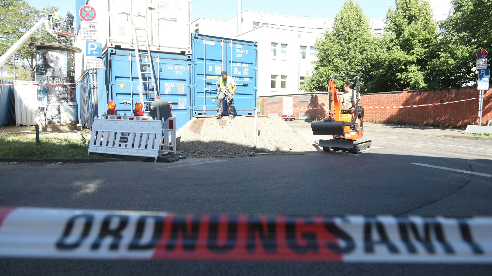 Für Sondierungsarbeiten am Leiblplatz in Lindenthal mussten im Mai Container aufgestellt werden, um die umstehenden Häuser und die Uniklinik zu schützen. Später wurde eine Weltkriegsbombe gefunden und entschärft. (Archivbild)