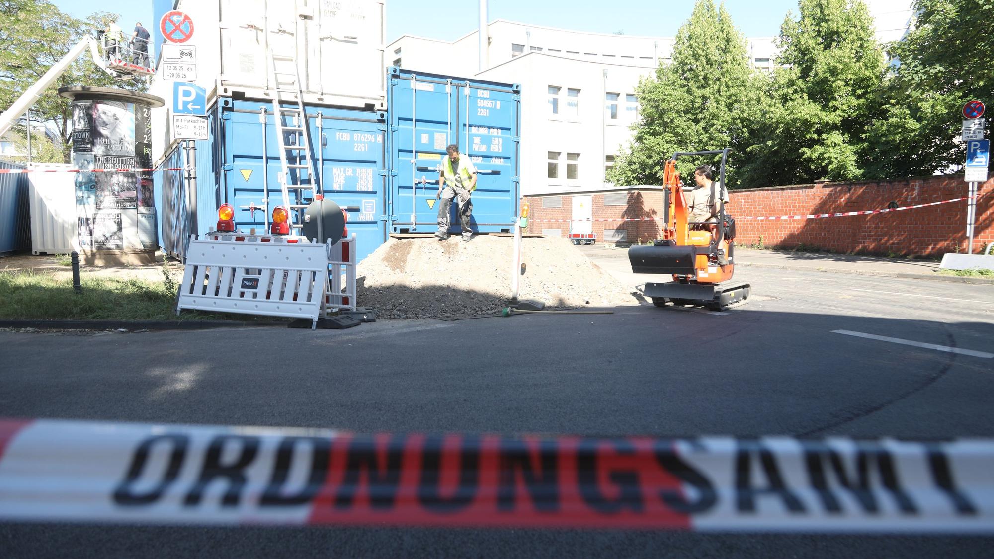 Für Sondierungsarbeiten am Leiblplatz in Lindenthal mussten im Mai Container aufgestellt werden, um die umstehenden Häuser und die Uniklinik zu schützen. Später wurde eine Weltkriegsbombe gefunden und entschärft. (Archivbild)