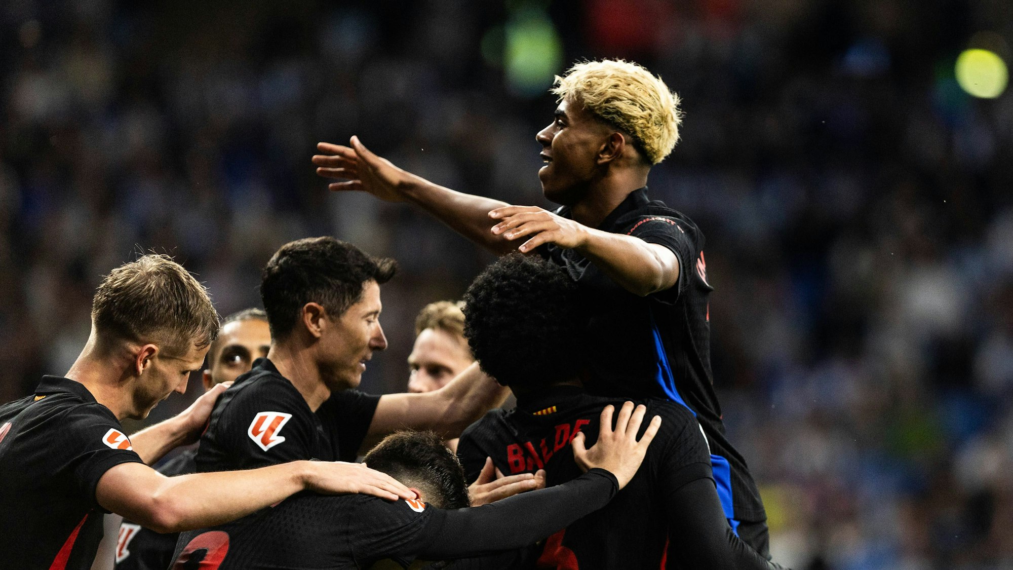 Die Spieler des FC Barcelona lassen ihren 17-Jährigen Torschützen Lamine Yamal hochleben.