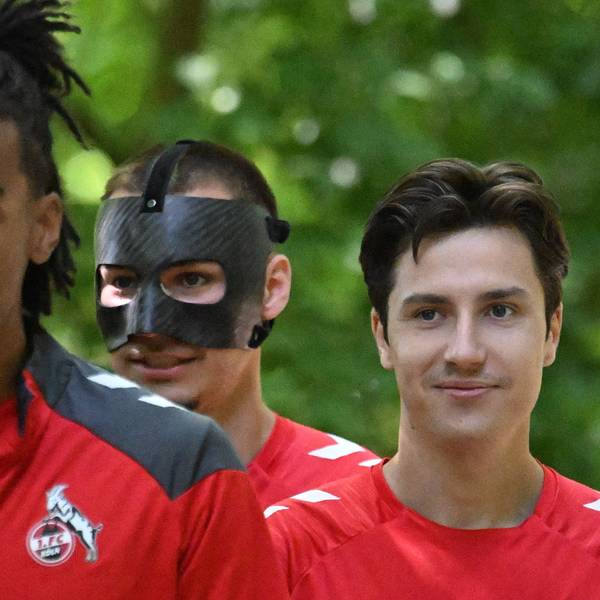 Tim Lemperle mit Maske am Freitag auf dem Weg zum Trainingsplatz neben seinen Mannschaftskollegen