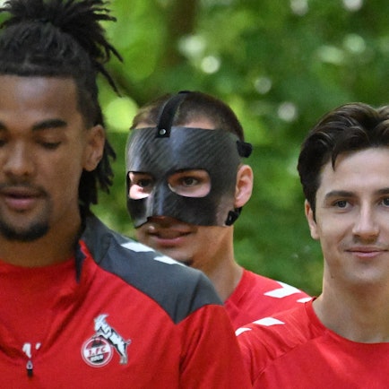 Tim Lemperle mit Maske am Freitag auf dem Weg zum Trainingsplatz neben seinen Mannschaftskollegen