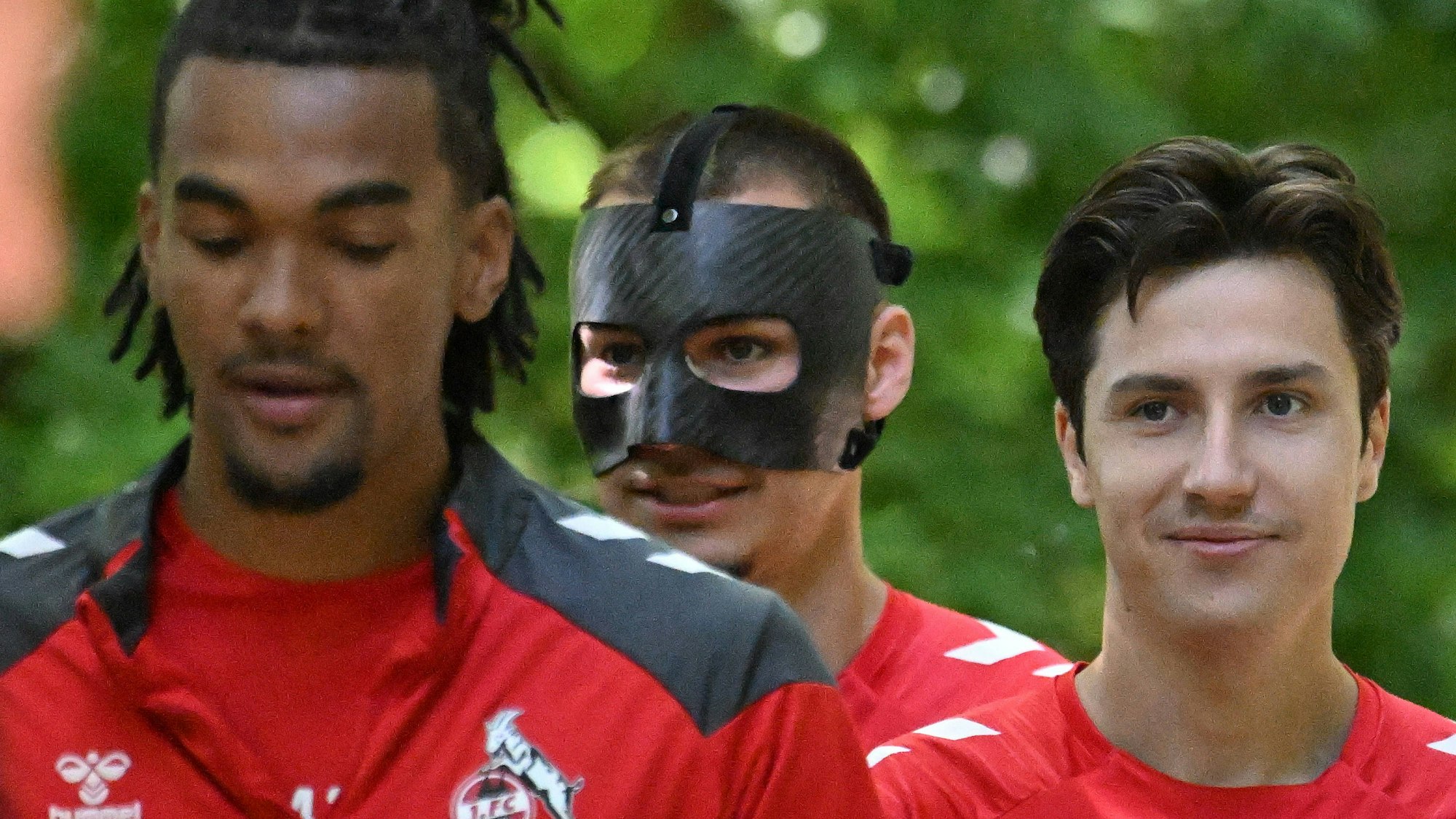 Tim Lemperle mit Maske am Freitag auf dem Weg zum Trainingsplatz neben seinen Mannschaftskollegen