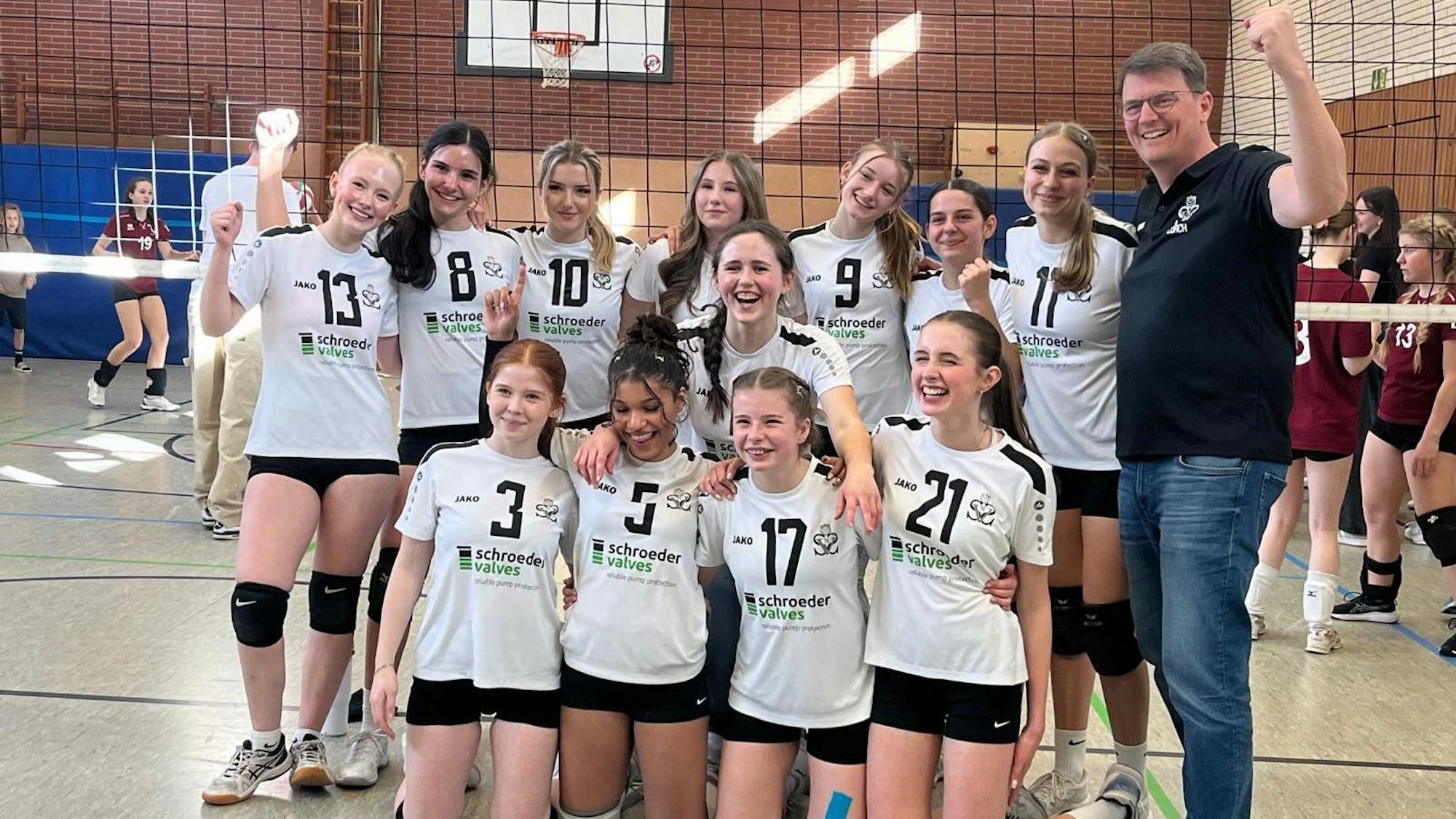 Gruppenfoto eines jungen weiblichen Volleyballteams.