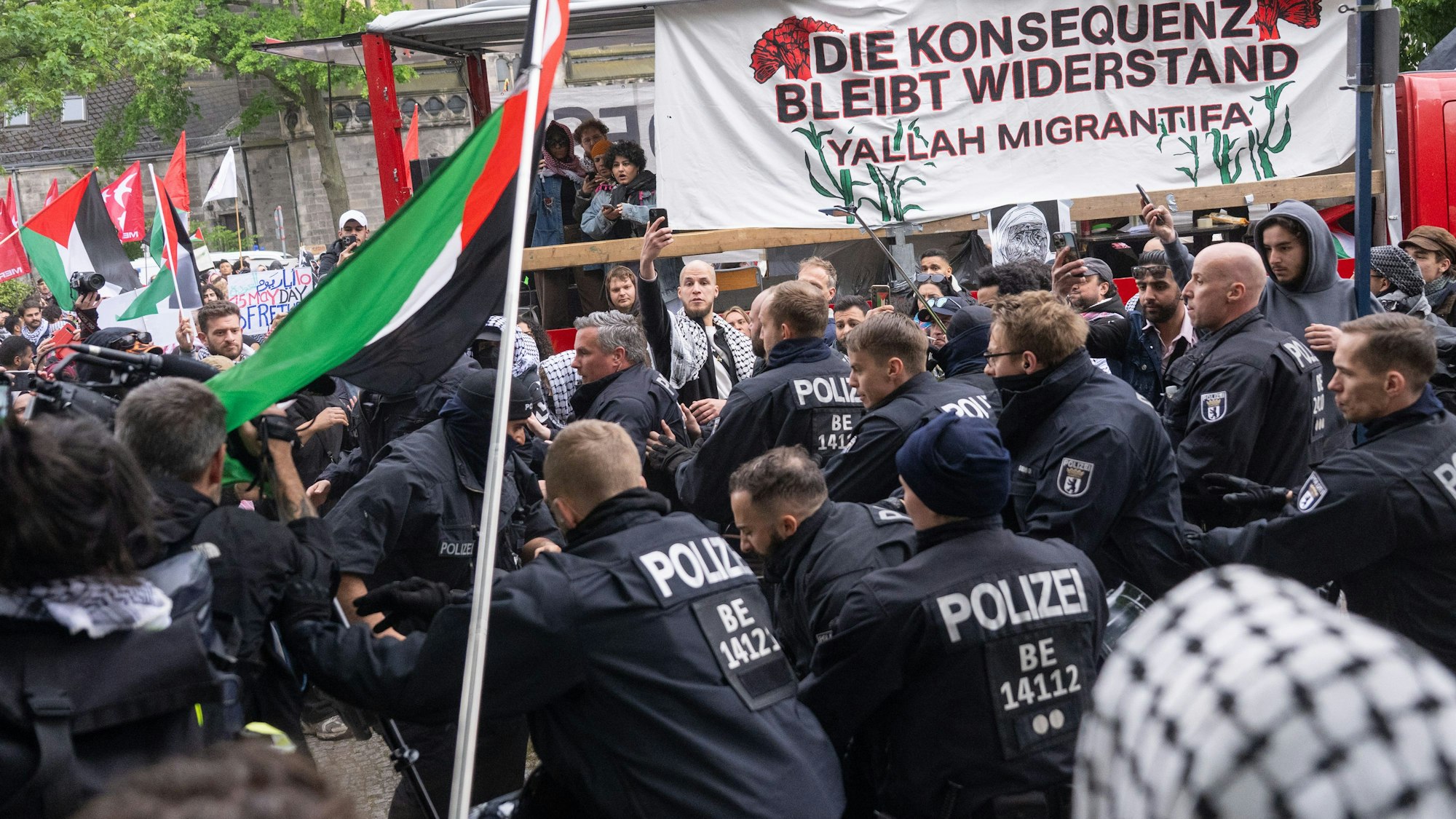 15.05.2025, Berlin: Polizisten nehmen bei einer Propalästinensischen Demonstrationen zum 77. Nakba-Tag einen Teilnehmer fest.