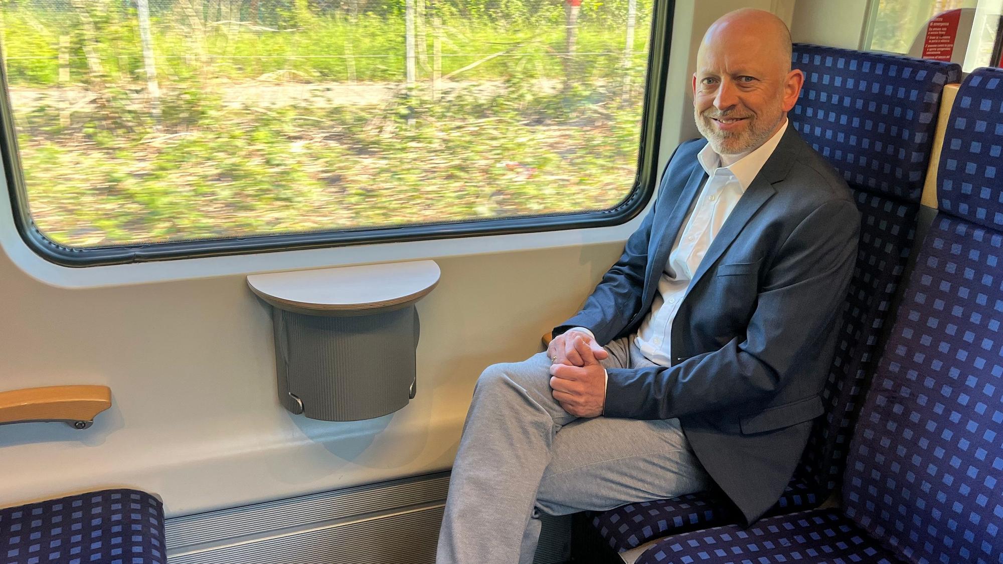 Frederik Ley, Chef von DB Regio NRW, auf der Fahrt in einer S-Bahn von Bergisch Gladbach nach Köln.